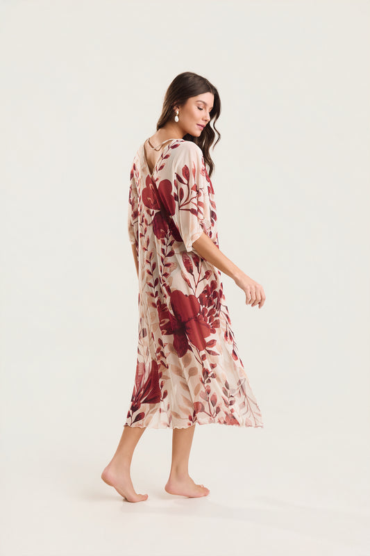Kaftan Tule Mareblu em tule floral com estampa de flores e folhagens — modelo de costas em ¾, em movimento, destacando a fluidez e o caimento da peça