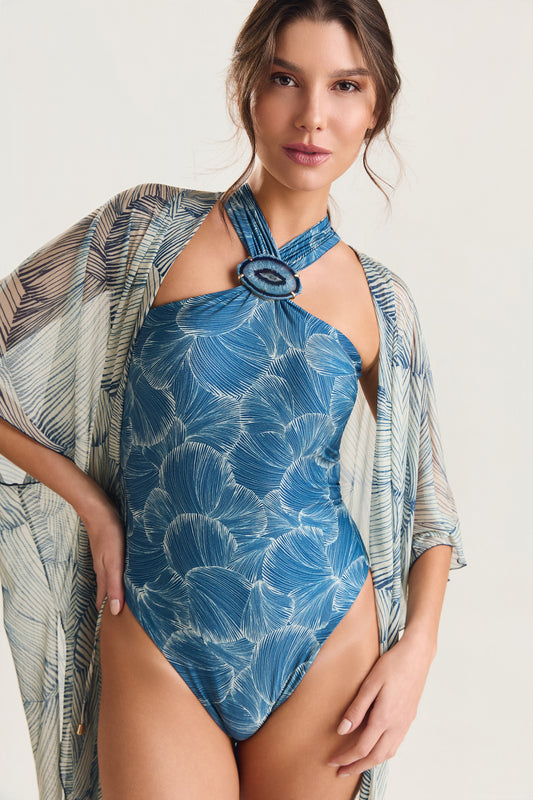 Maiô Pedra Pescoço estampa Conchas Azul, modelo posando de frente com saída de praia kimono, olhando para a câmera
