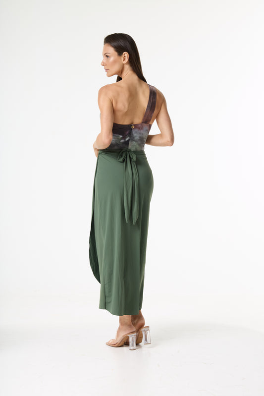 Blusa assimétrica de uma alça com estampa abstrata em tons de marrom e verde, e saia longa envelope verde oliva com amarração na parte de trás. Modelo