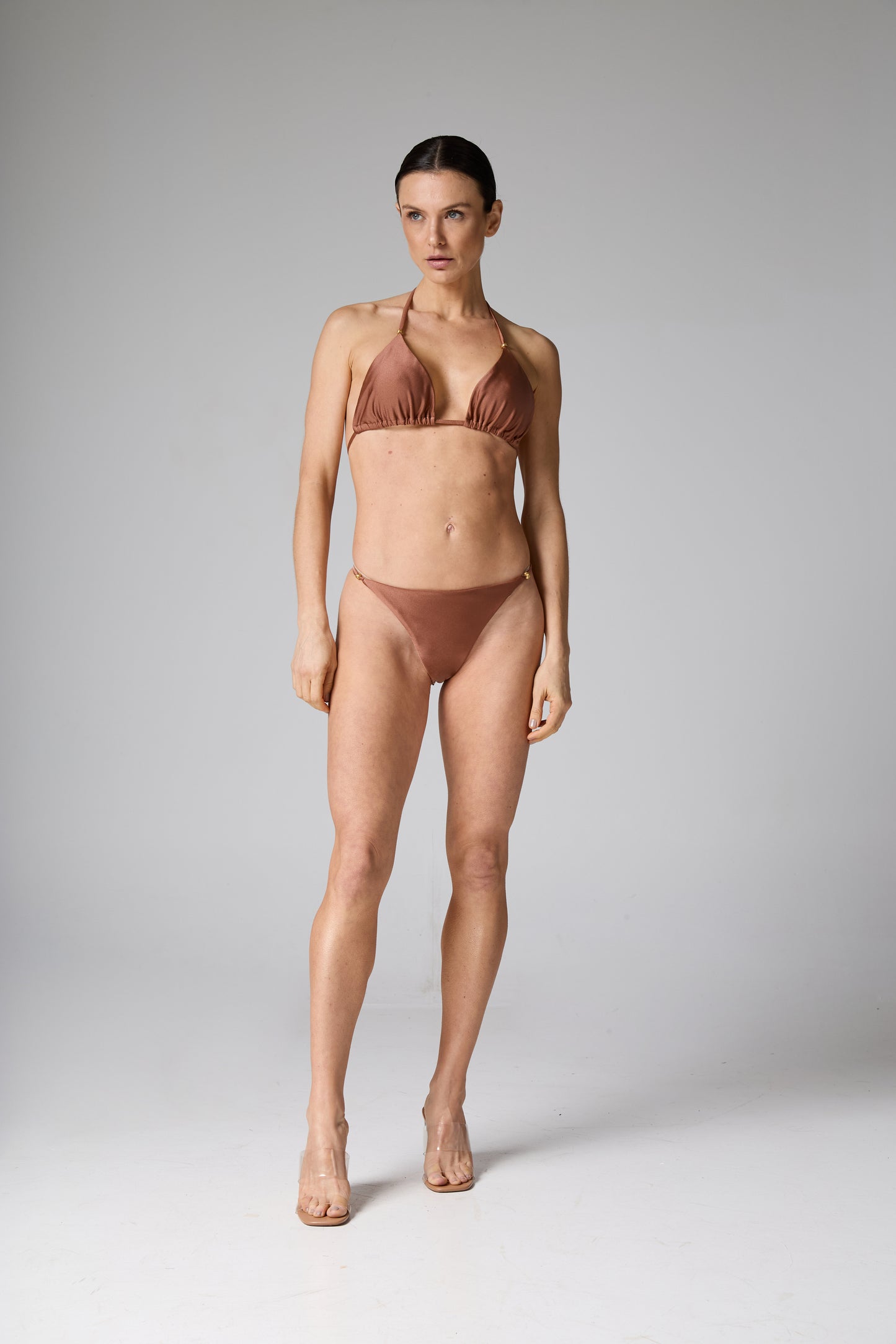 Bikini de tiras color capuchino con detalle de bola de metal