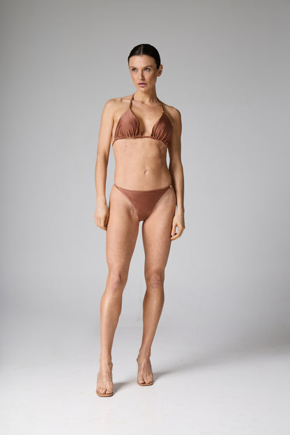 Bikini de tiras color capuchino con detalle de bola de metal