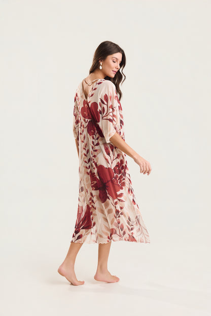 Kaftan Tule Mareblu em tule floral com estampa de flores e folhagens — modelo de costas em ¾, em movimento, destacando a fluidez e o caimento da peça