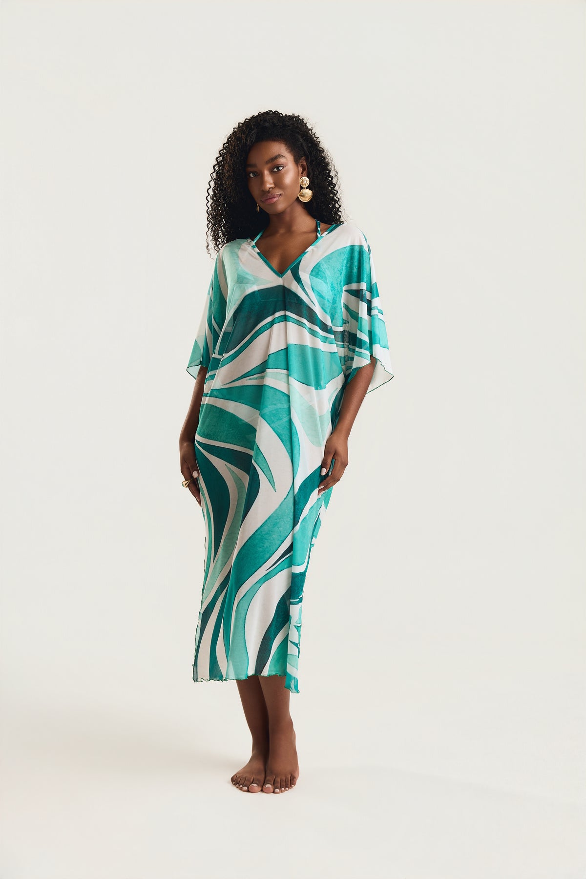 Kaftan Tule Mareblu em tule com estampa geométrica verde — modelo de frente, postura ereta, olhar direto para a câmera
