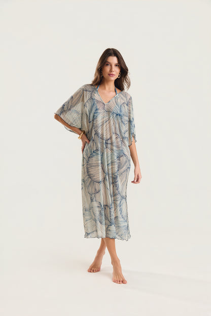 Kaftan Tule Mareblu em tule com estampa concha azul — modelo de frente em postura elegante, braço levemente afastado do corpo, destacando o comprimento midi e as mangas amplas