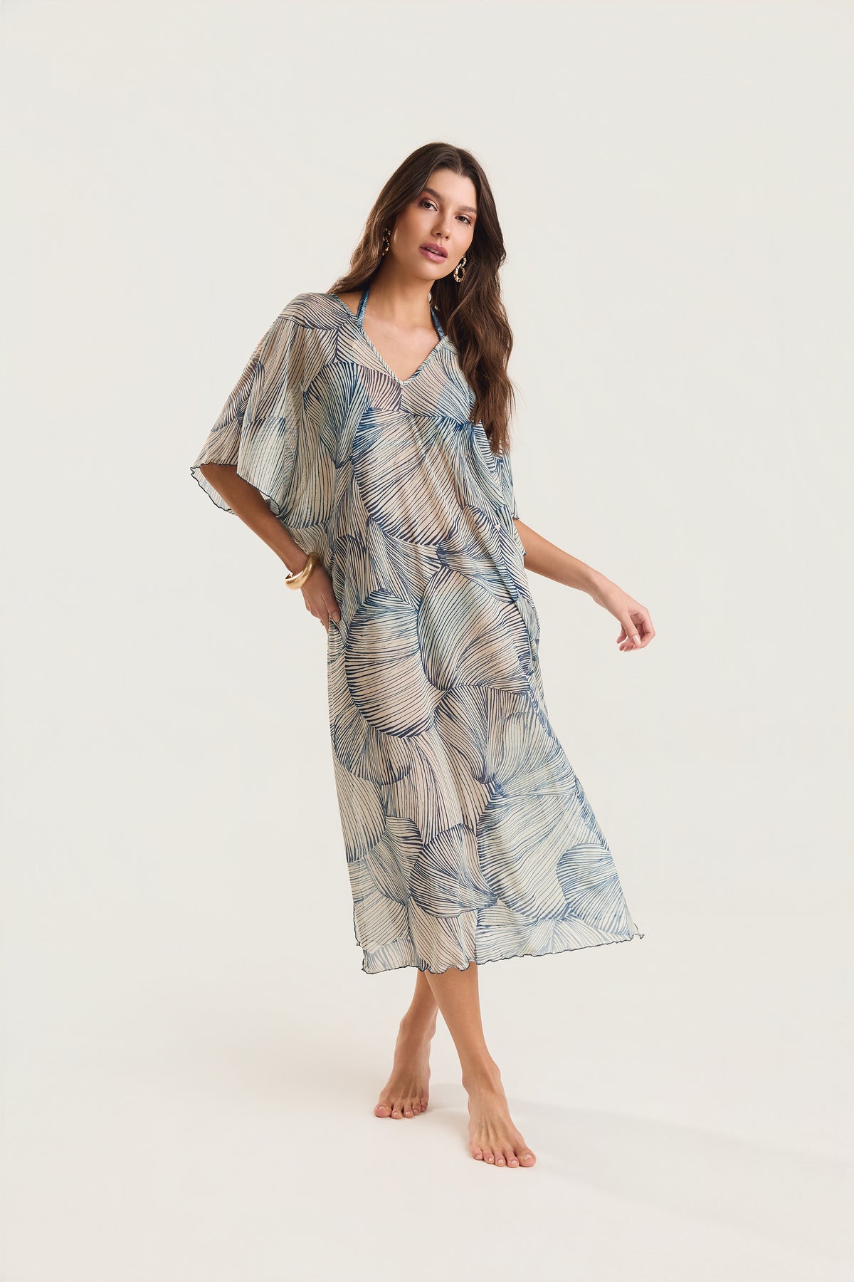 Kaftan Tule Mareblu em tule com estampa concha azul — modelo de frente em movimento leve, evidenciando a fluidez do tecido e o caimento da peça