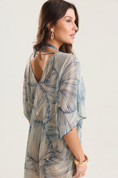 Kaftan Tule Mareblu em tule com estampa concha azul — detalhe do decote V profundo nas costas, modelo em ¾ com acessórios dourados