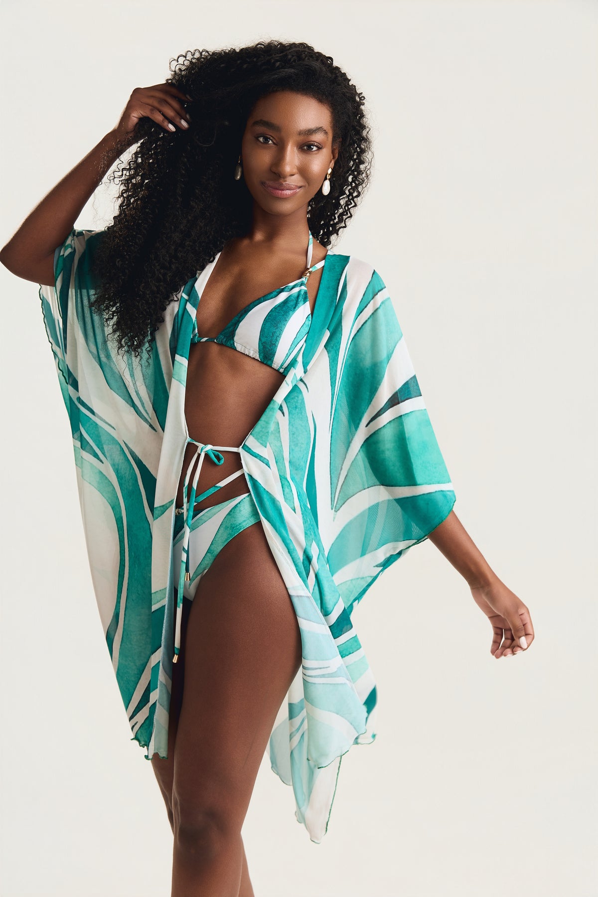 Kimono Geo Verde, frente, estampa vibrante e caimento fluido.