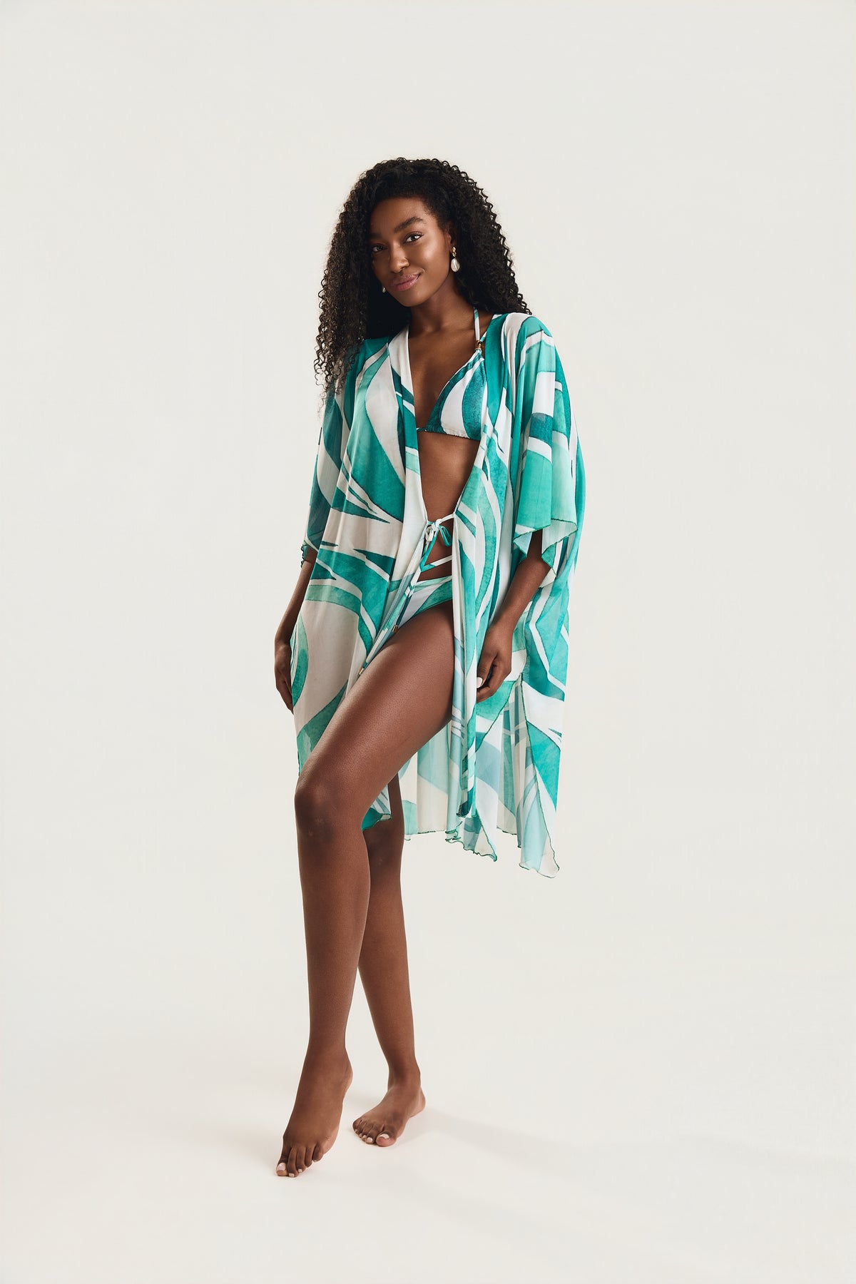 Kimono Geo Verde, frente, leveza que valoriza o look de praia.