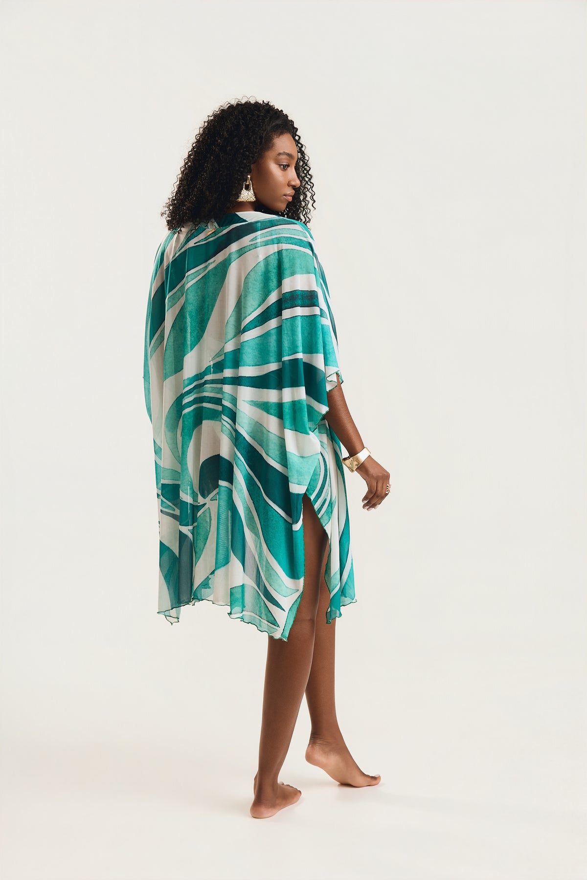 Kimono Geo Verde, costas, transparência sofisticada e fresca.