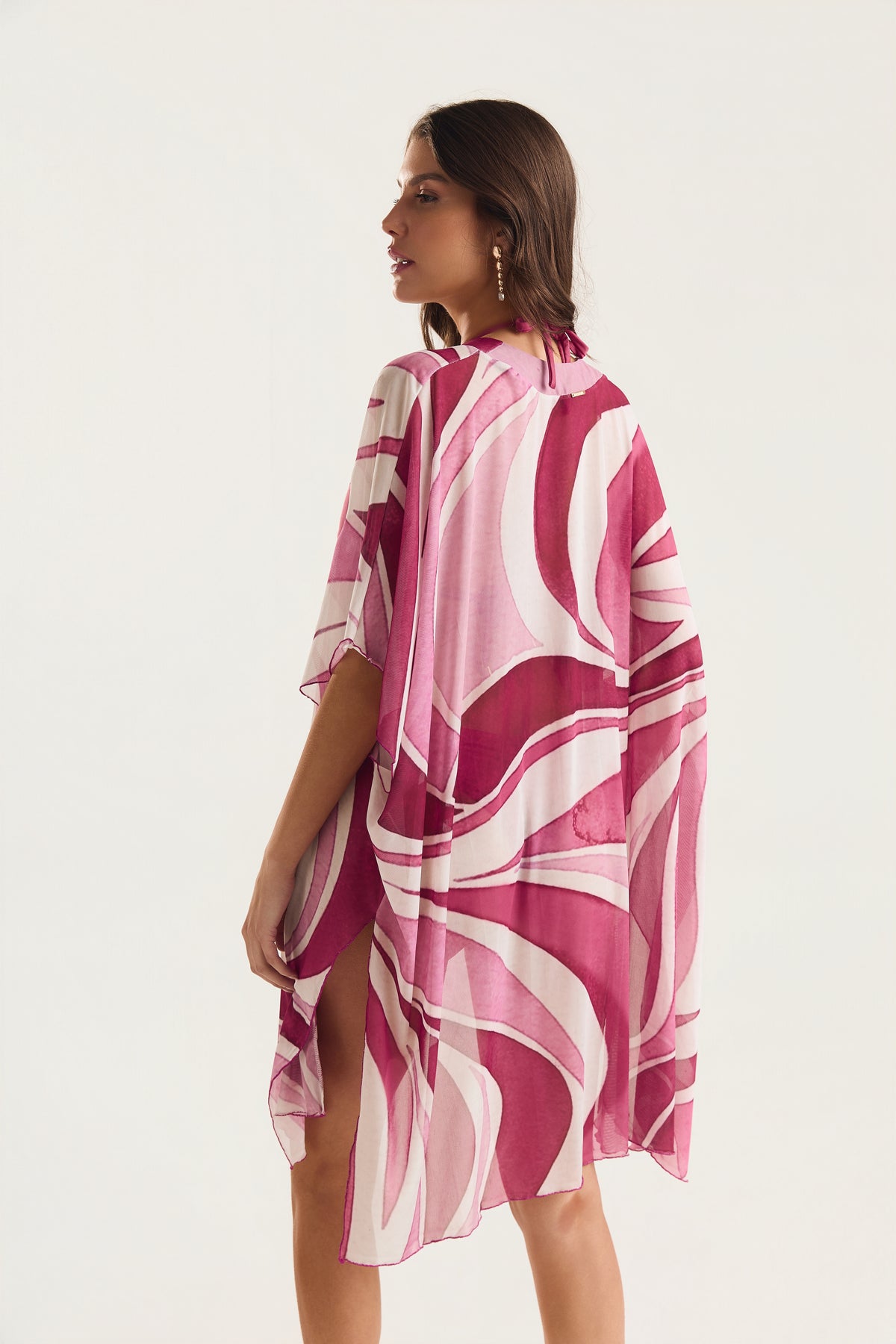 Kimono Geo Rosa, costas, estampa marcante com caimento fluido.