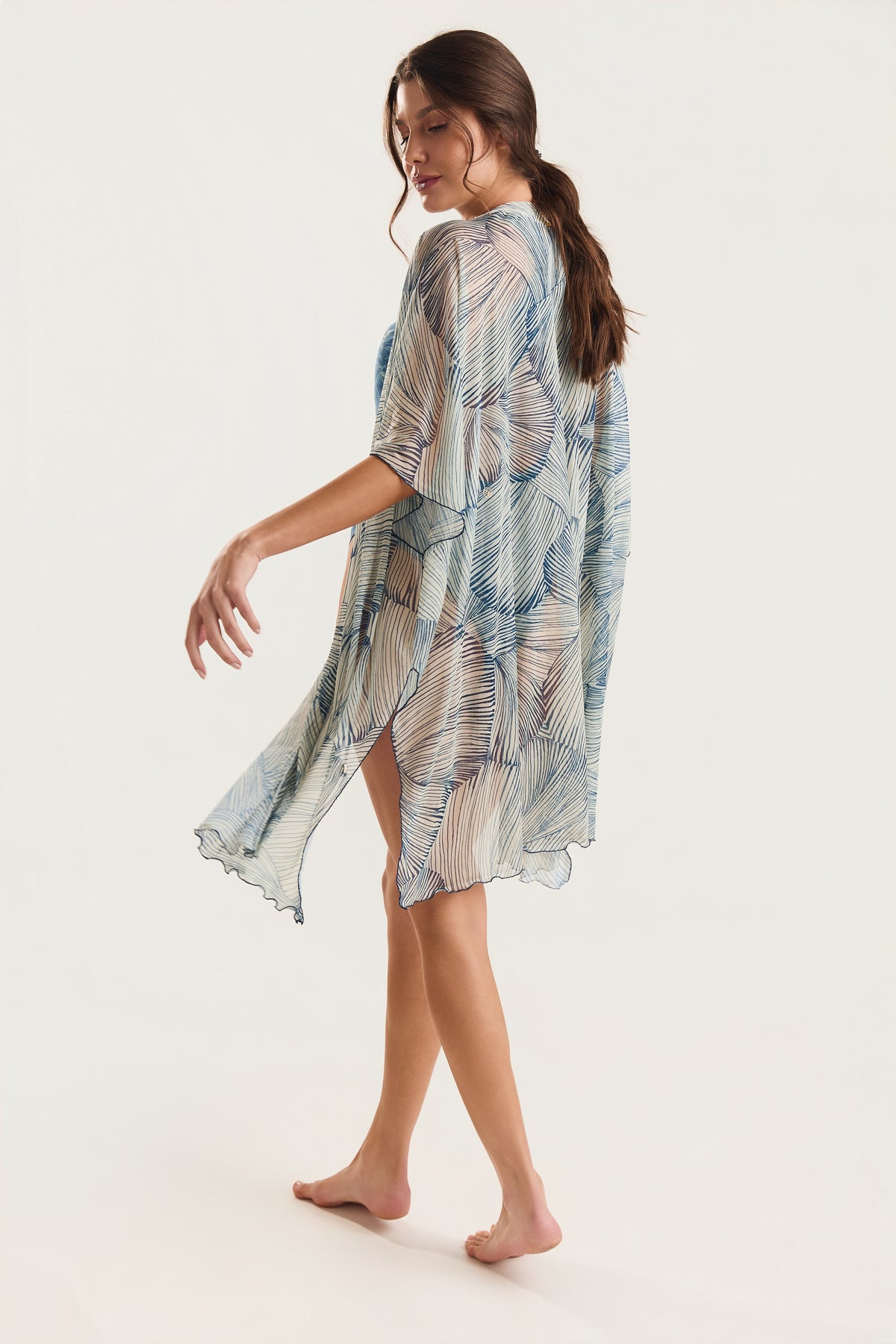 Kimono Conchas Azul, costas, estampa delicada e ar leve.