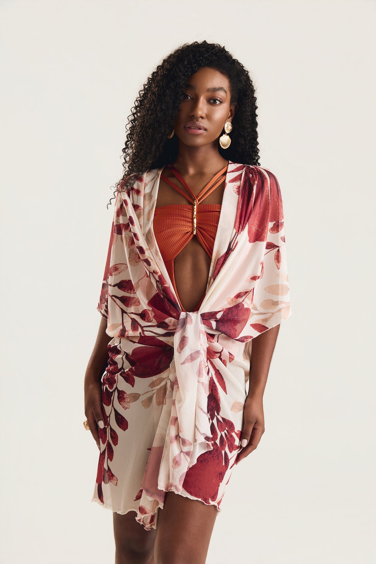 Kimono Floral Vermelho, frente, amarração que define a silhueta.
