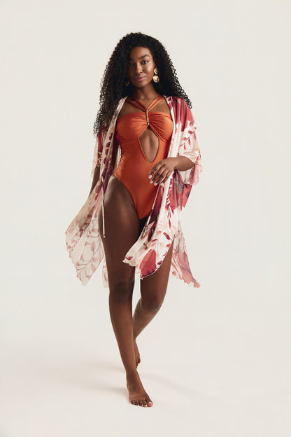 Kimono Floral Vermelho, frente, floral rico e caimento solto.