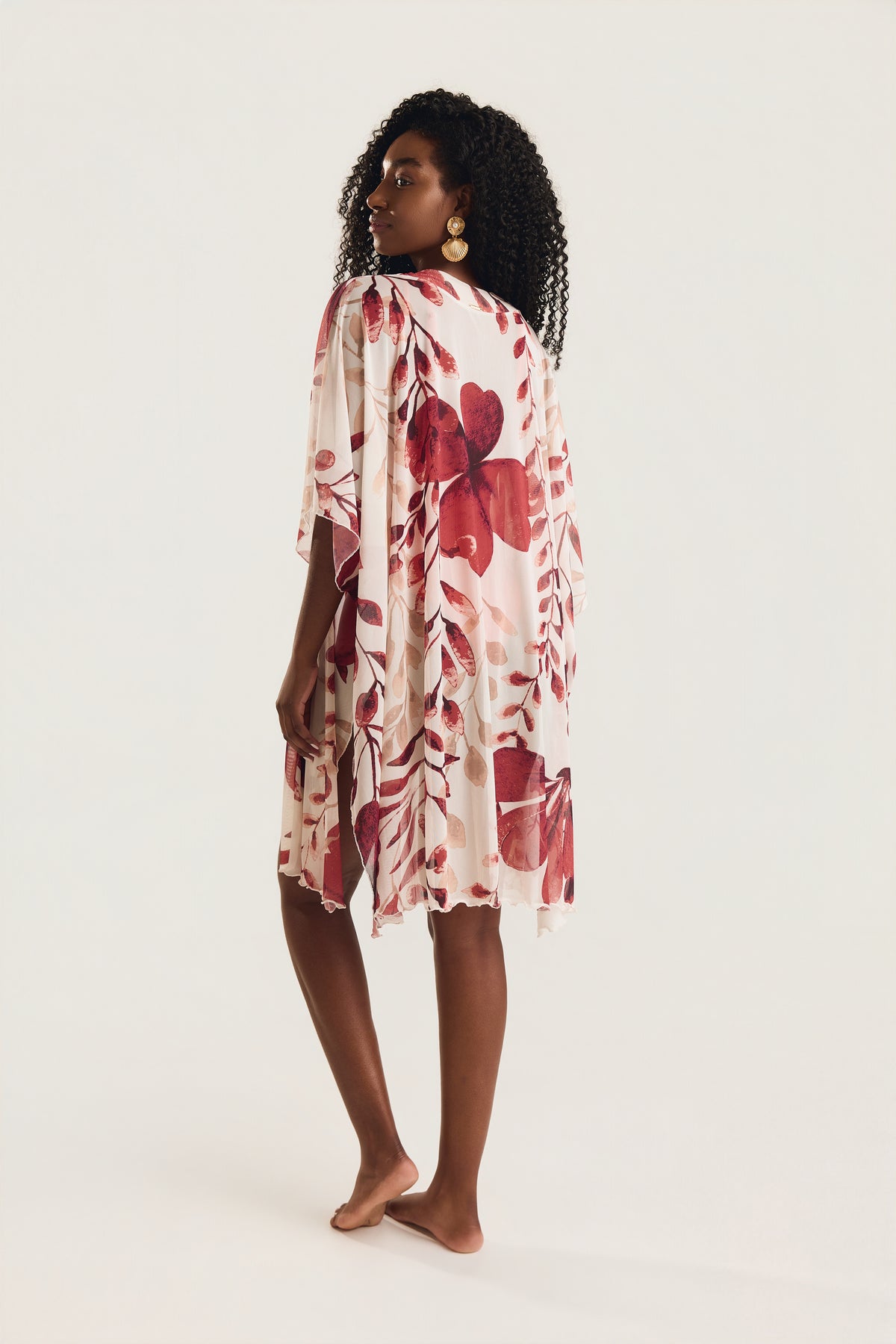 Kimono Floral Vermelho, costas, elegância fluida e leve.
