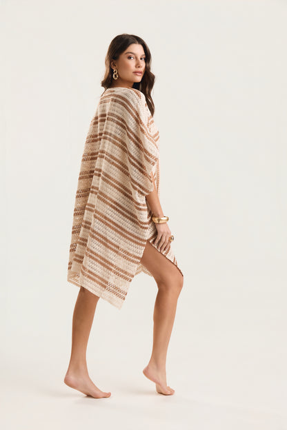 Kimono Crochê Listras, costas, trama artesanal sofisticada.
