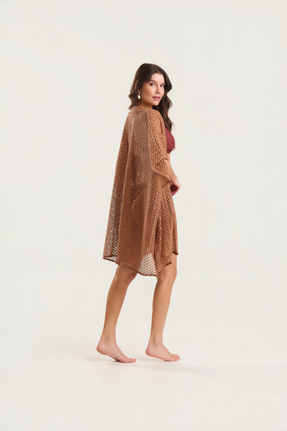 Kimono Crochê Caramelo, costas, crochê leve e artesanal.