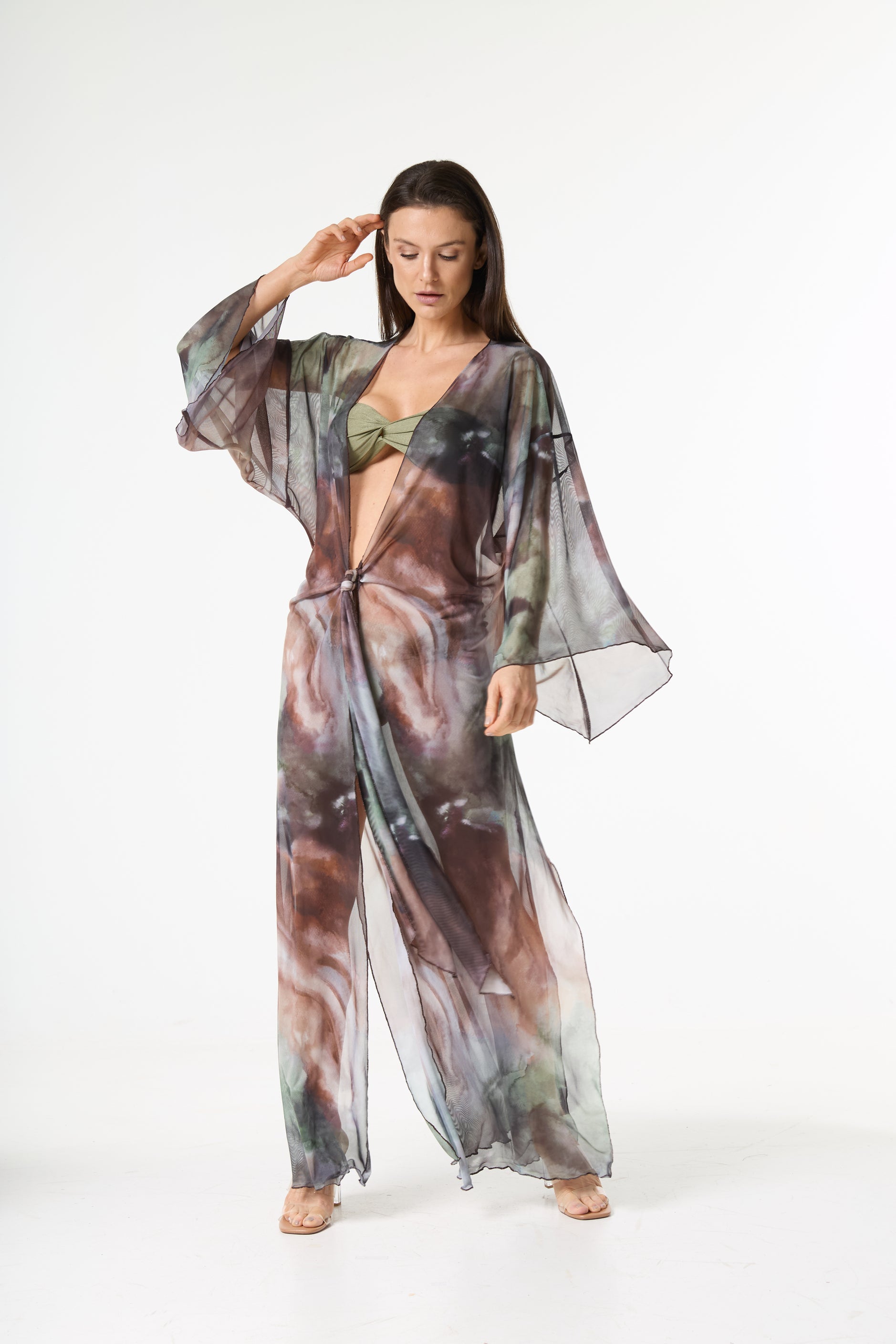 Saída de praia kaftan calça transparente estampa abstrata. Conjunto fluido em tule com mangas amplas e nó na cintura, em tons de marrom, verde e lil