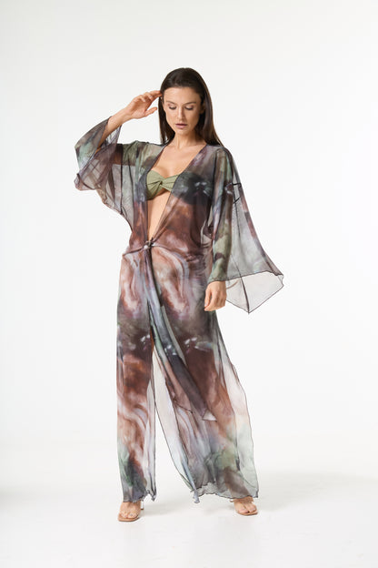 Saída de praia kaftan calça transparente estampa abstrata. Conjunto fluido em tule com mangas amplas e nó na cintura, em tons de marrom, verde e lil