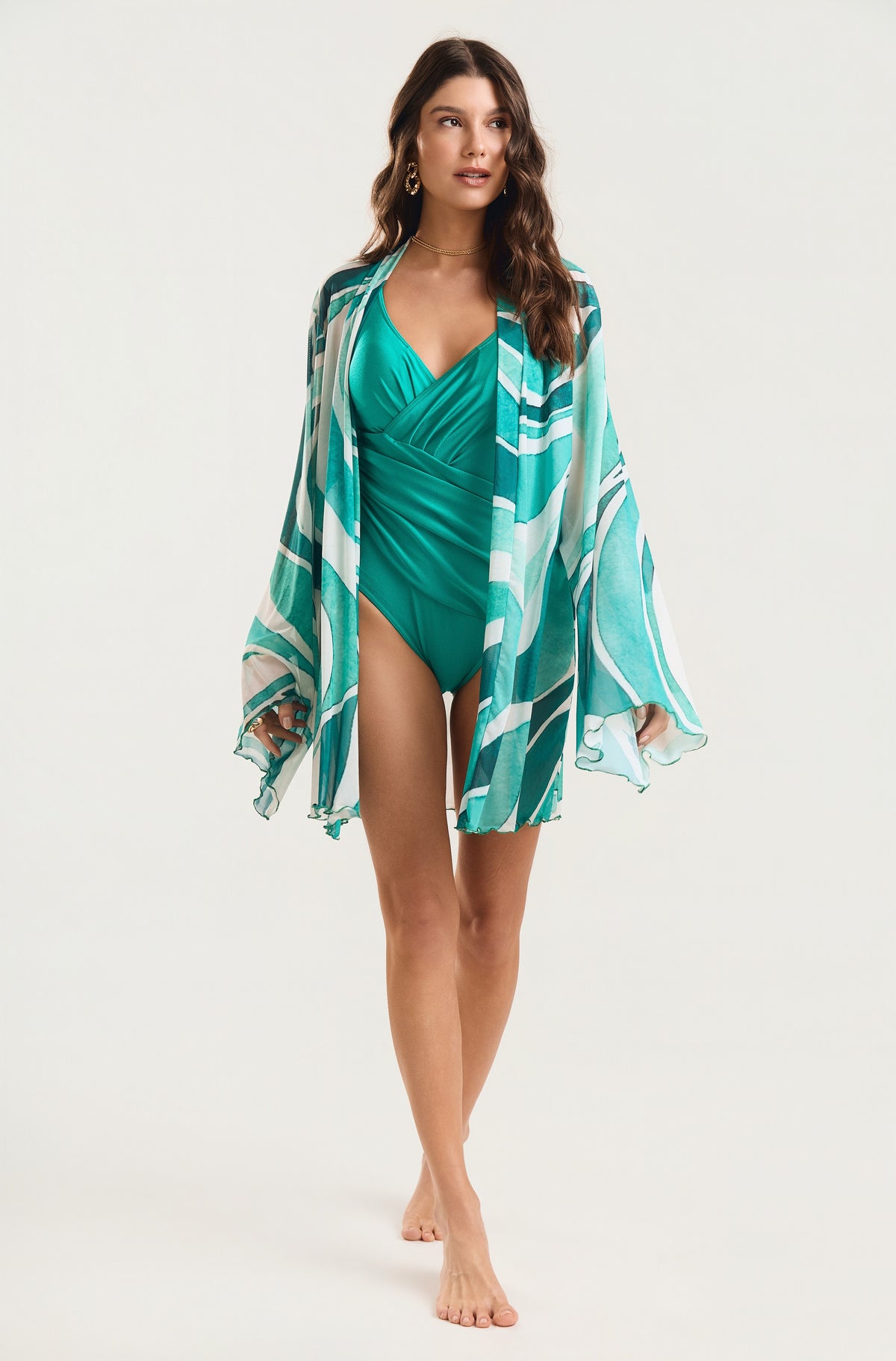 Kimono de manga longa com estampa geo verde, modelo em pé de frente caminhando