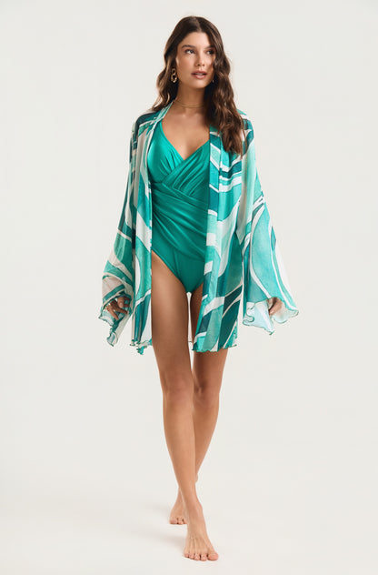 Kimono de manga longa com estampa geo verde, modelo em pé de frente caminhando