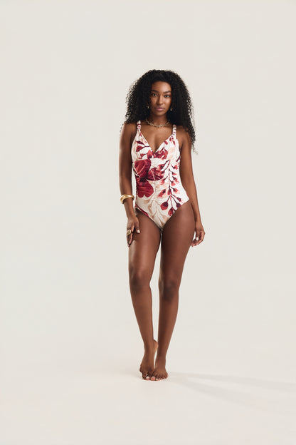 Maiô com franzido frontal e abertura nas costas, estampa floral vermelho, modelo de frente 