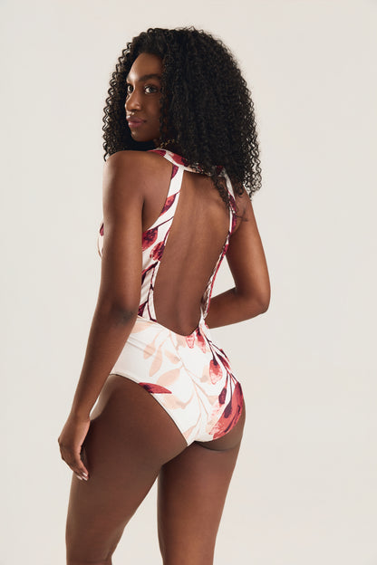 Maiô com franzido frontal e abertura nas costas, estampa floral vermelho, modelo de costas