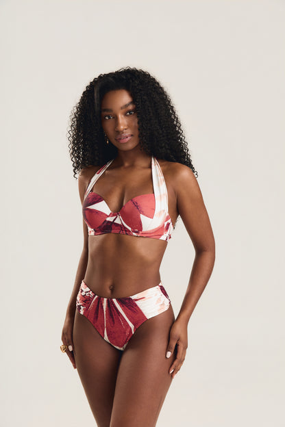 Modelo de frente usando top meia taça com alça halter e calcinha franzida de cintura alta Mareblu
