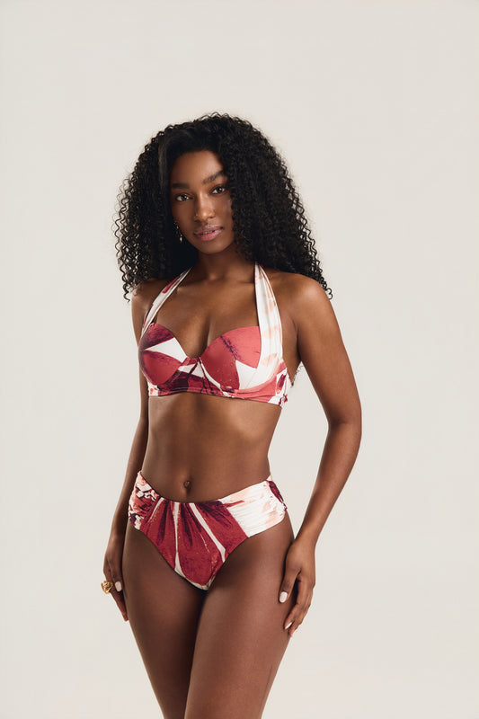 Modelo de frente usando top meia taça com alça halter e calcinha franzida de cintura alta Mareblu
