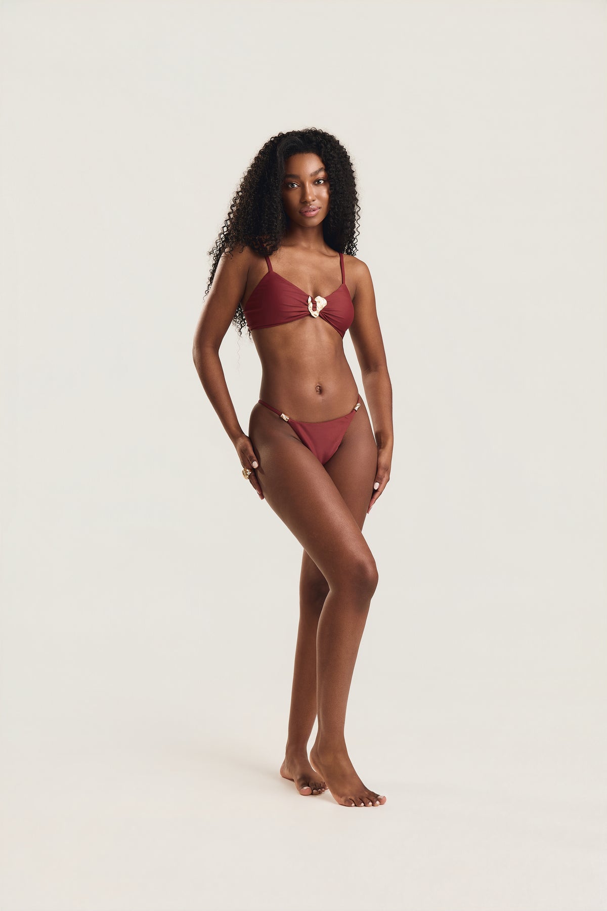 Biquíni na cor Siena, corpo inteiro de frente.