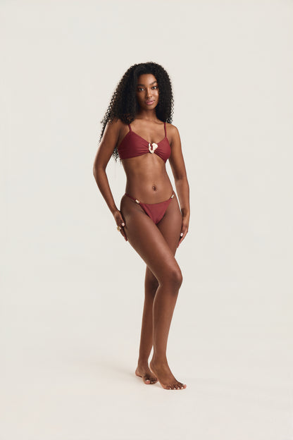 Biquíni na cor Siena, corpo inteiro de frente.