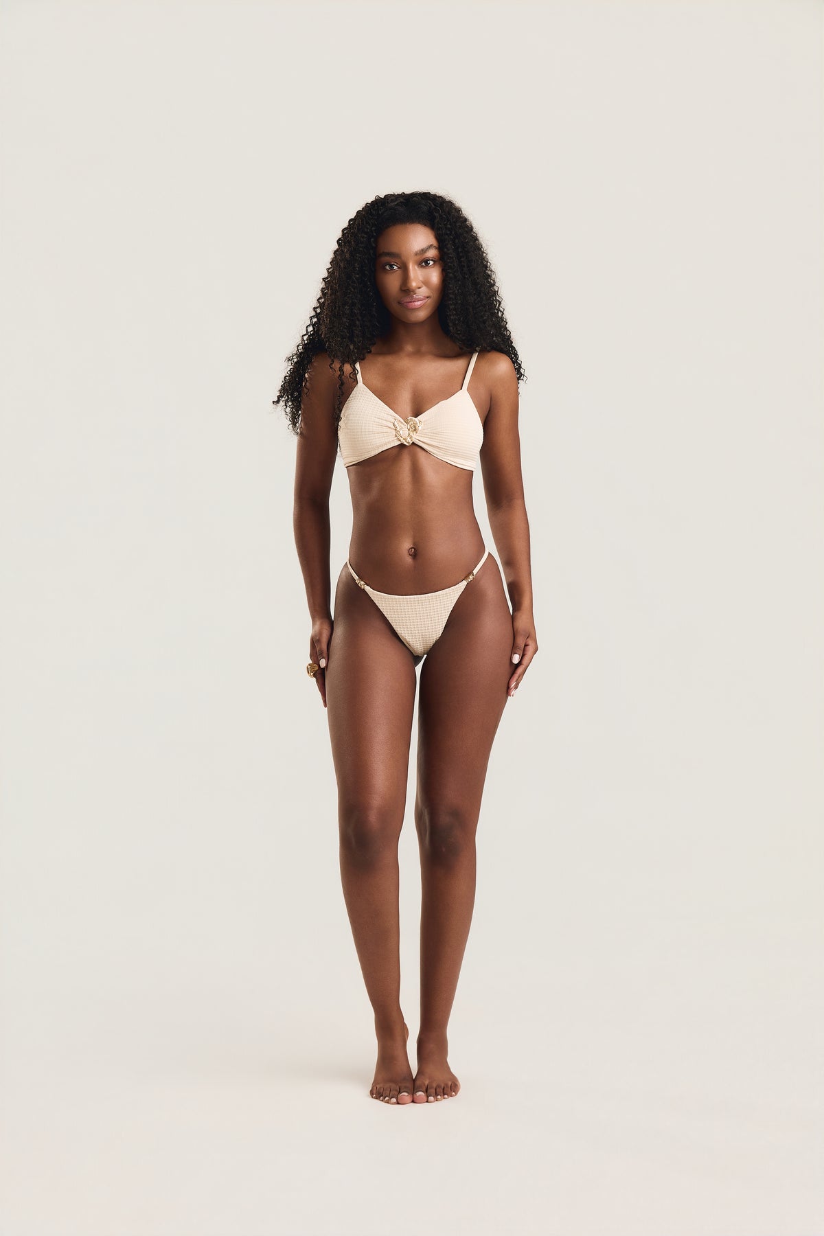 Biquíni na cor Off White Textura, corpo inteiro de frente.