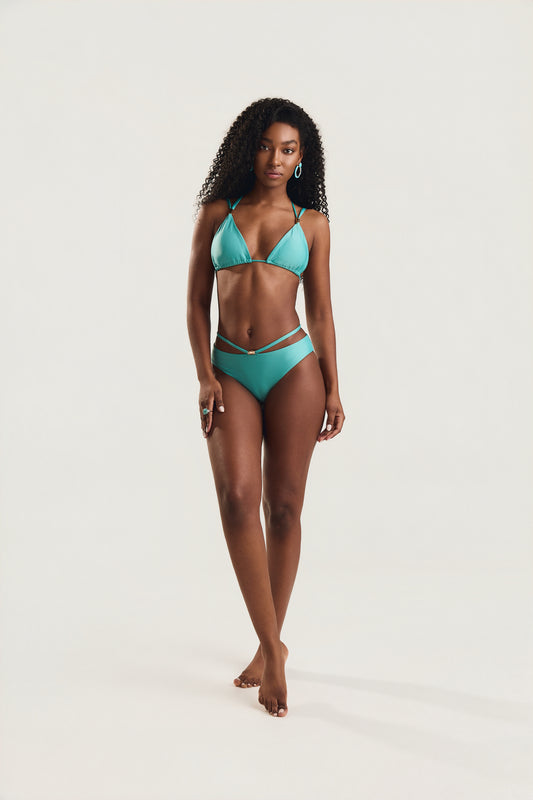 Top metal canudo e calcinha metal canudo na cor Jade, modelo em posição frontal caminhando, look completo biquíni Mareblu