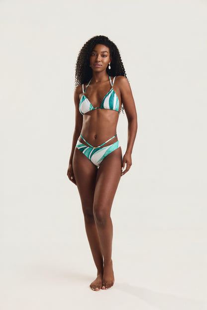 Top metal canudo e calcinha metal canudo estampa geo verde, modelo em posição frontal com corpo inteiro, look completo biquíni Mareblu
