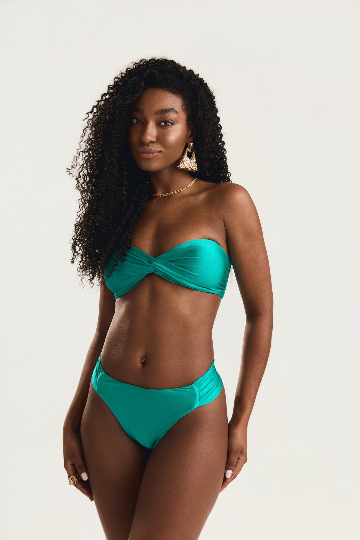 Top tomara que caia e calcinha franzida Mareblu na cor jade, modelo de frente com foco no busto e detalhe torcido do top