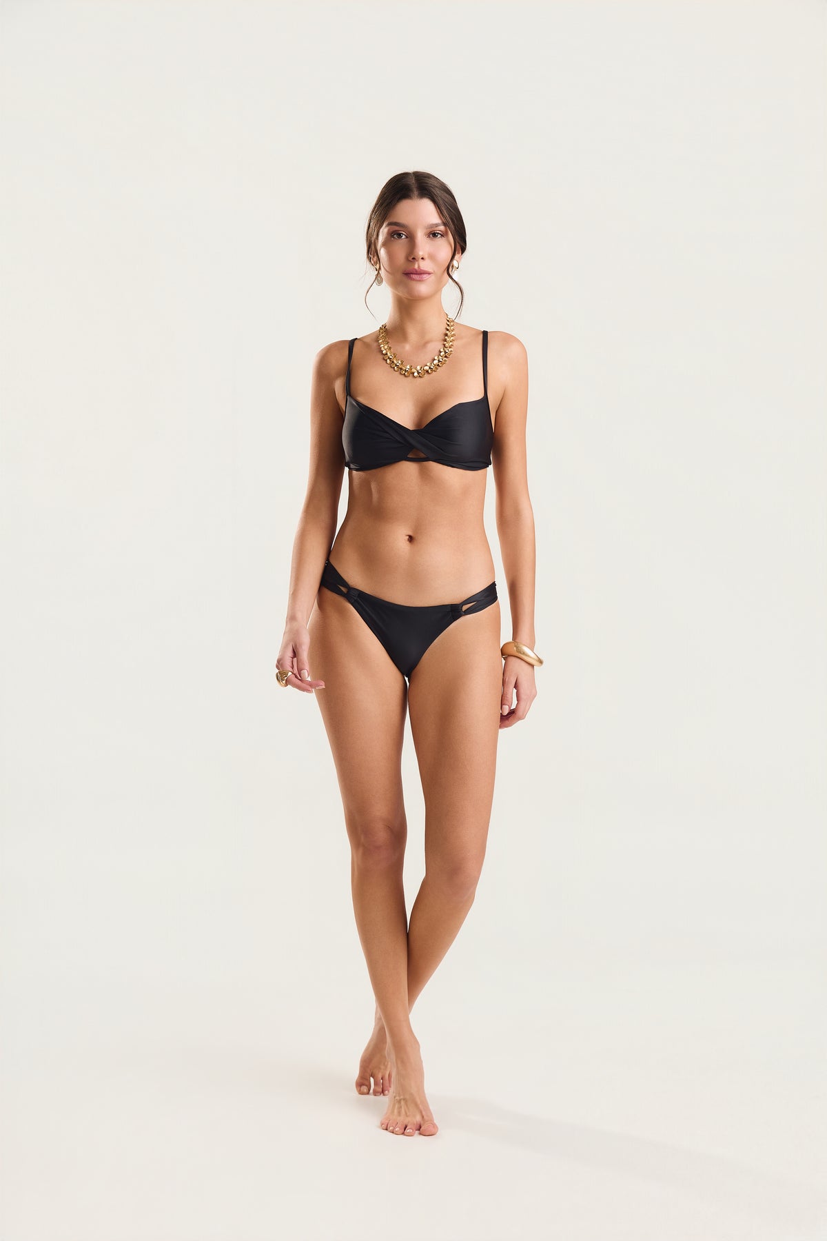 Top torcido e calcinha frente dupla Mareblu — modelo de frente, posição frontal, corpo inteiro
