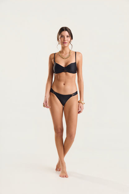 Top torcido e calcinha frente dupla Mareblu — modelo de frente, posição frontal, corpo inteiro
