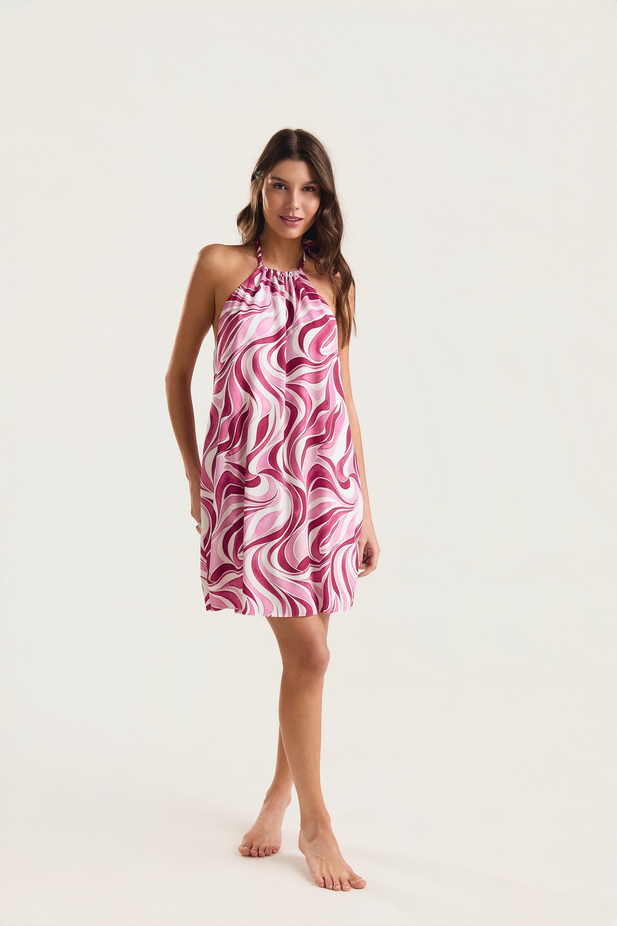 Vestido frente única com estampa geo rosa e decote nas costas, modelo de frente  