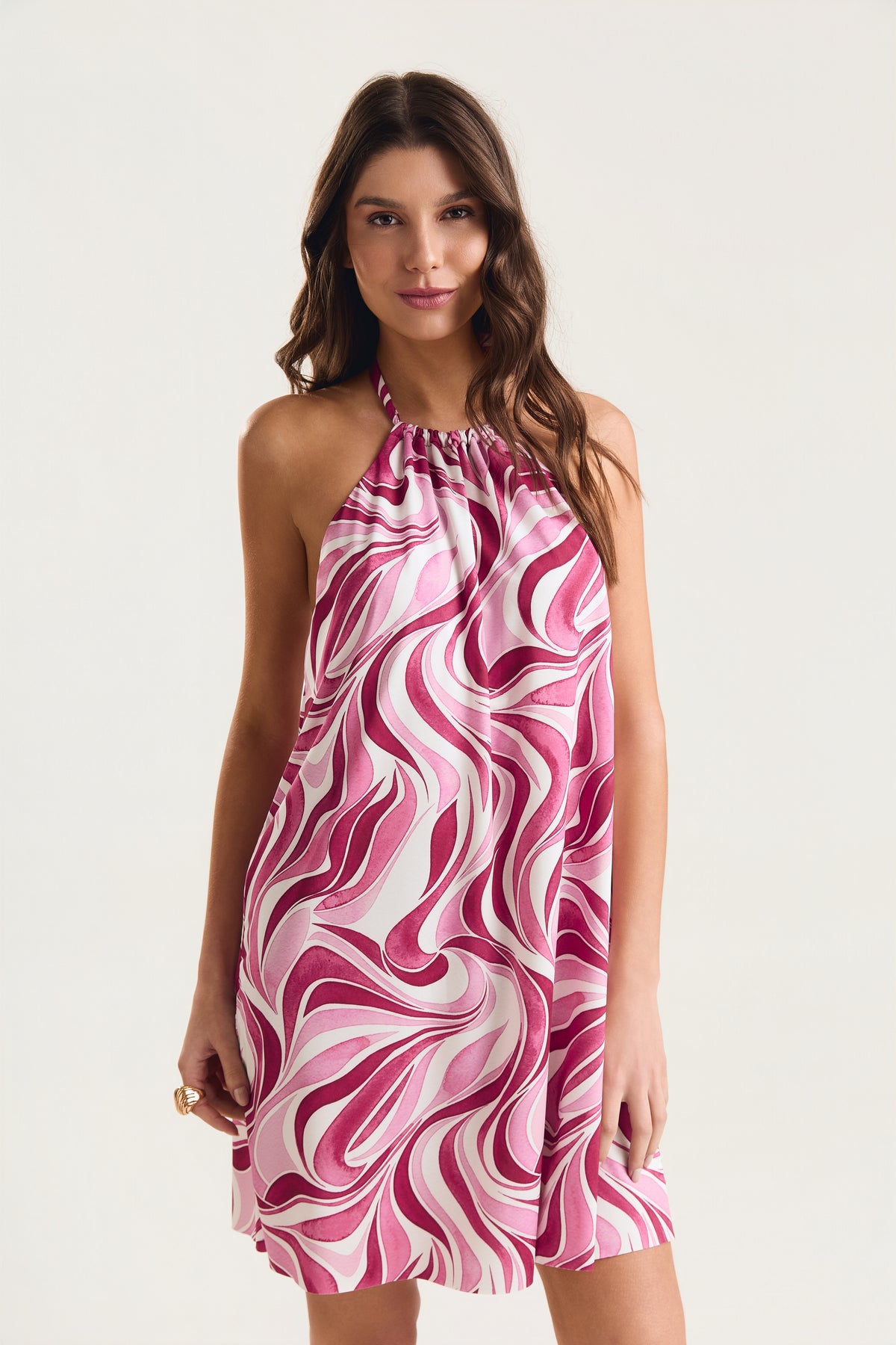 Vestido frente única com estampa geo rosa e ecote nas costas 