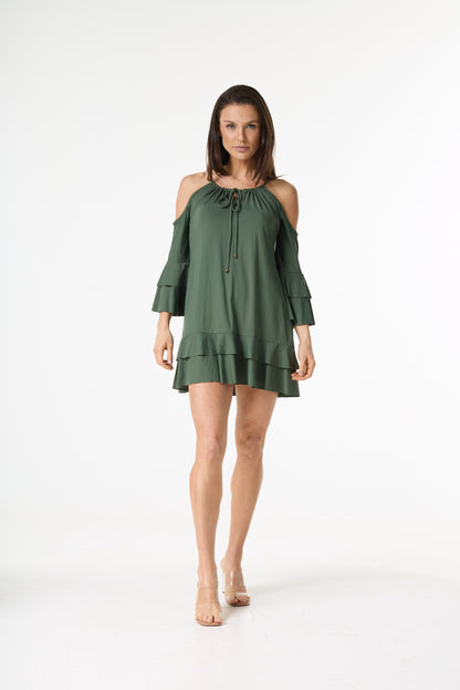 Vestido cold shoulder verde-oliva. A peça possui decote halter com amarração, mangas 3/4 com babados em camadas e barra também em babados. Modelo